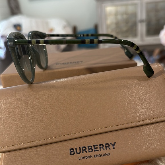 NWT Burberry Sunglasses - Picture 3 of 6